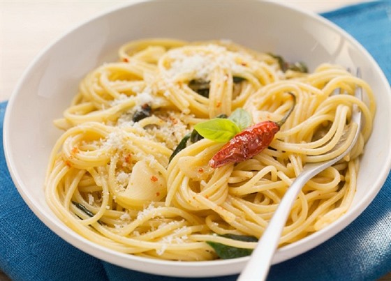 pagety aglio olio se suenými rajaty