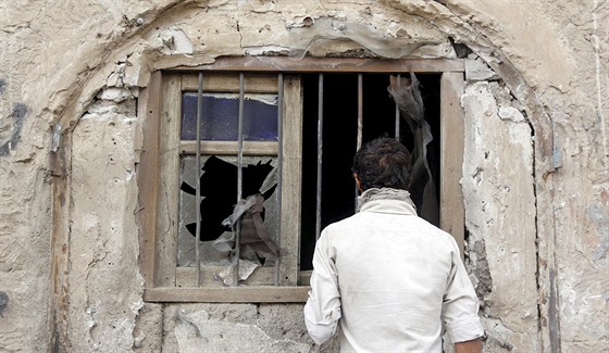 Mu se dívá do okna, které bylo poniené pi sebevraedném útoku v Saná. (30....