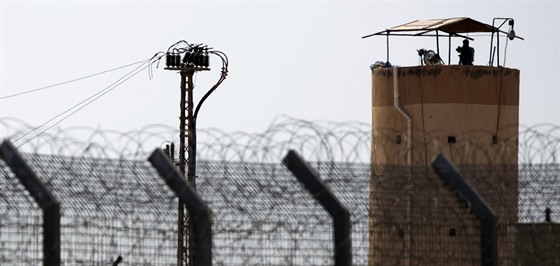 Člen egyptský bezpečnostní složek na kontrolní věži u hranic s Izraelem (1....