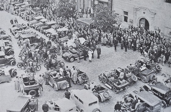 Ve vzácné knize je i snímek z ervence 1933. Ukazuje leny autoklubu s jejich...