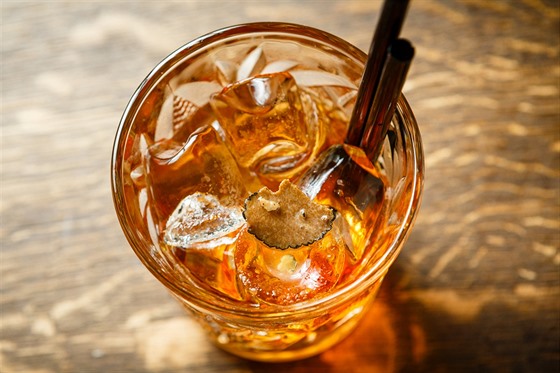 Old Fashioned Truffle Rum pipravený v restauraci Na Golfu v Kostelci u Kík