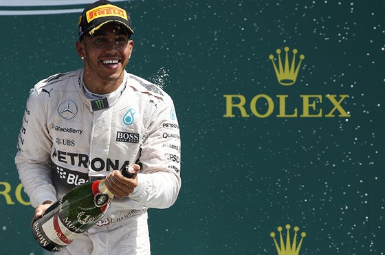 VÍTZ. Lewis Hamilton oslavuje svj triumf v domácí Velké cen Velké Británie.