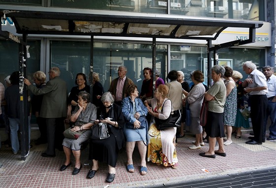 Fronta před znovuotevřenou řeckou bankou (Ilustrační foto).