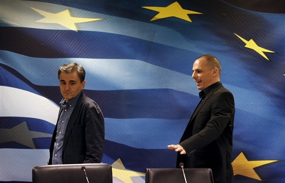 Nový řecký ministr financí Euklidis Tsakalotos (vlevo) a jeho předchůdce Janis...