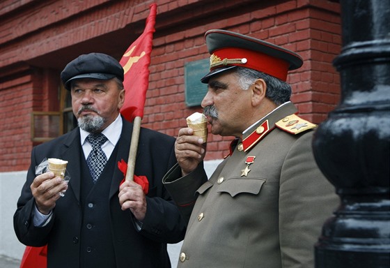 Dvojníci Vladimíra Iljie Lenina a Josifa Vissarionovie Stalina na archivním...