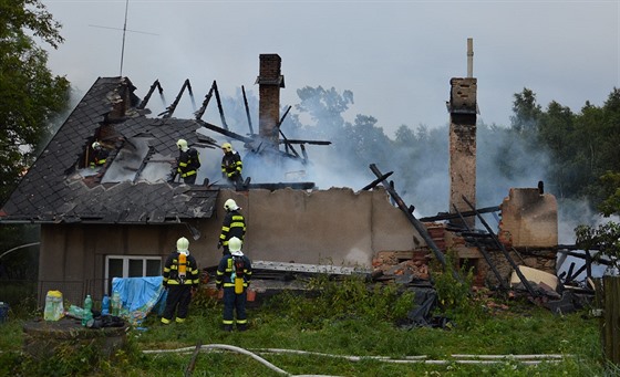 Trosky shořelého domu, který zapálil blesk v Hodoníně na Chrudimsku.