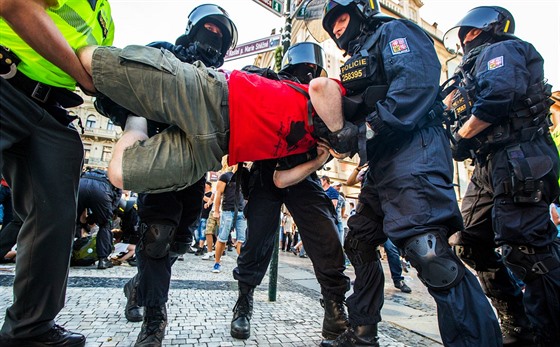 Policie zadrela na demonstraci proti uprchlíkm pt lidí (1. ervence 2015).