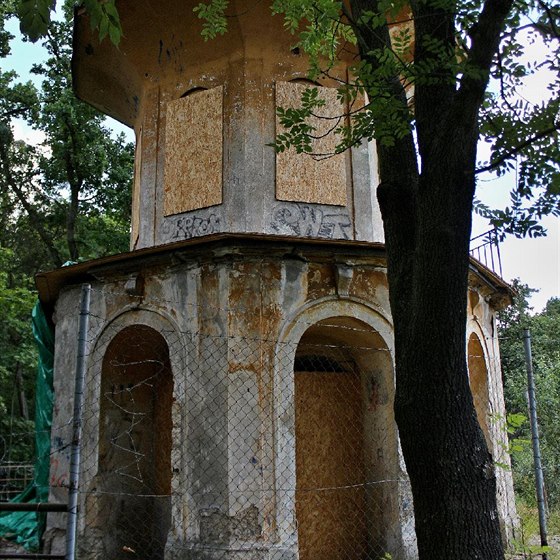 ínský altánek v parku Cibulka.