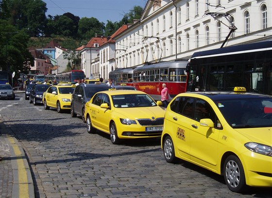 Protest taxiká zablokoval dopravu na Klárov.