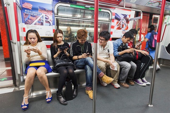 Bez svých mobil se neobejdou napíklad ani cestující v hongkongském metru 