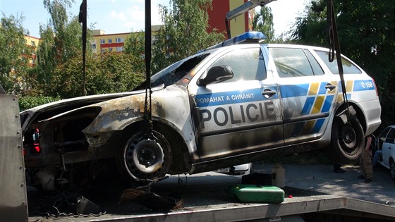 Podpálené policejní auto u služebny v Praze-Strašnicích (1. července 2015).