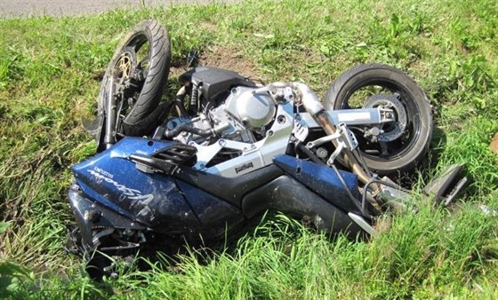 Motocyklista se ve Velkých Karlovicích na Vsetínsku vážně zranil při srážce s...