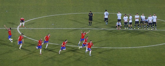 RADOST A SMUTEK. Fotbalisté Chile (v erveném) se radují poté, co v penaltovém...