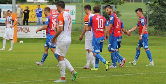 Fotbalisté Plzn se radují z gólu v pípravném utkání proti Uralu...