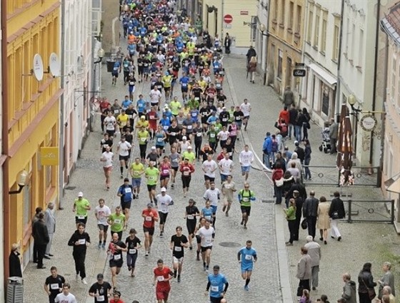 PEKONAJÍ TISÍCOVKU? Loského premiérového roníku Jihlavského plmaratonu se...