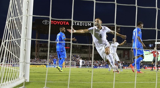 Clint Dempsey se v americkém dresu raduje z gólu proti Hondurasu.