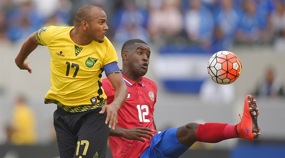 Rudolph Austin z Jamajky (vlevo) a Kostarian Joel Campbell v souboji.