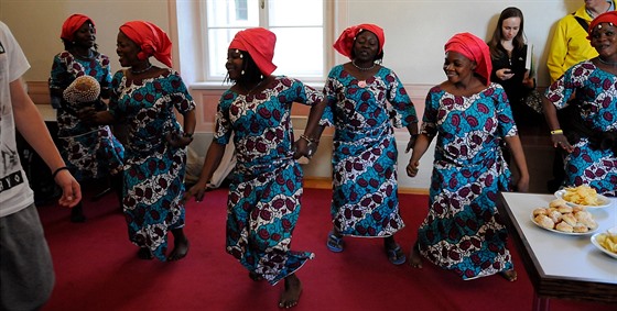 Členky souboru Ensemble Towara z Beninu při slavnostním přijetí na zámku ve...