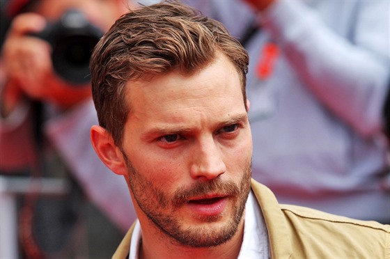 Herec Jamie Dornan na erveném koberci u hotelu Thermal