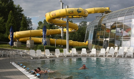 Pohled na bazén a atrakce ve venkovní části areálu olomouckého akvaparku.