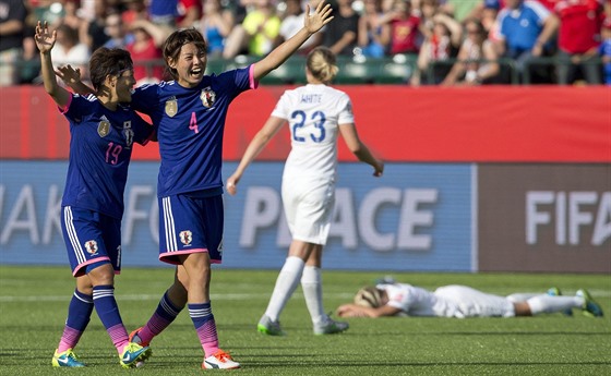 Anglická fotbalistka Laura Bassettová leí na trávníku po vlastním gólu v...