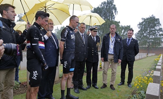 Brittí cyklisté Chris Froome (uprosted) a Peter Kennaugh (druhý zleva) i...