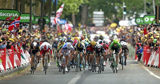 KDO TO BUDE? Na cílovou pásku ve mst Amiens dospurtoval po nervózním prbhu etapy jako první Nmec André Greipel.