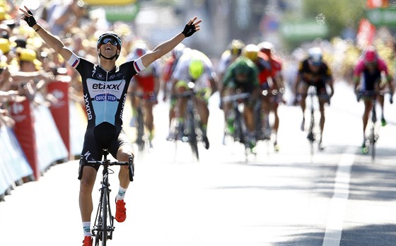Zdeněk Štybar slaví vítězství v šesté etapě Tour de France.