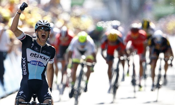 Zdenk tybar slaví vítzství v esté etap Tour de France.