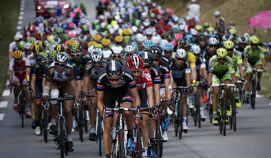 Cyklistický peloton v šesté etapě Tour de France