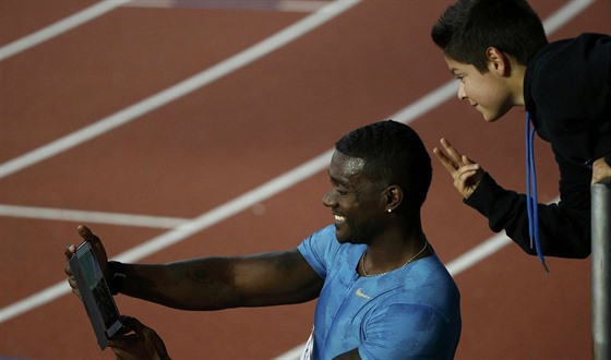 Justin Gatlin se fotí s fanoukem po vítzství na Diamantové lize v Lausanne.