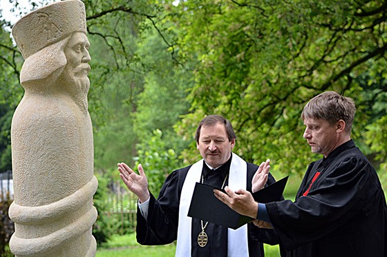 Slavnostního aktu odhalení sochy v Novém Boru se úastnili církevní...
