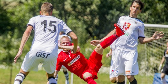 Momentka z pípravného duelu mezi Hradcem Králové (bílá) a Brnem