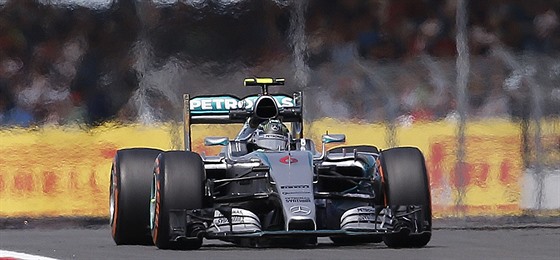 Nico Rosberg bhem tréninku na Velkou cenu Británie formule 1