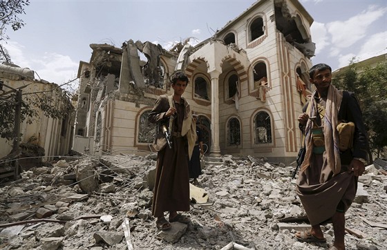 Následky koaliního bombardování v hlavním mst Jemenu Saná (6. ervence 2015)