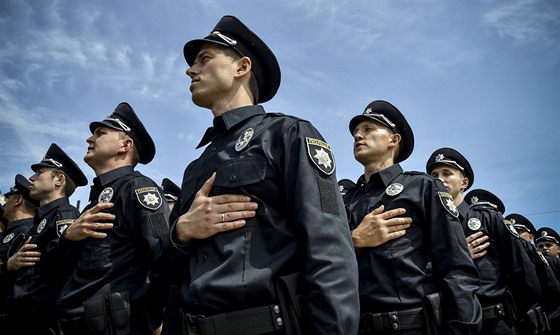 V Kyjev sloily slib dva tisíc nových policist (4. ervence 2015).