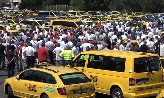 Demonstrace taxikářů v Praze v červenci letošního roku. Dorazily stovky aut