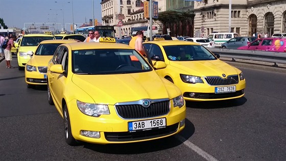 Demonstrace taxiká v Praze. Dorazily stovky aut (13.7.2015)