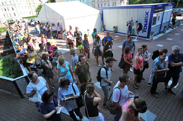 Stovky lidí stály ve front na první lístky na karlovarský filmový festival.
