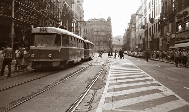 Takto vypadala ulice Na P�íkop�, kdy� tudy je�t� jezdily tramvaje. Naposled se...