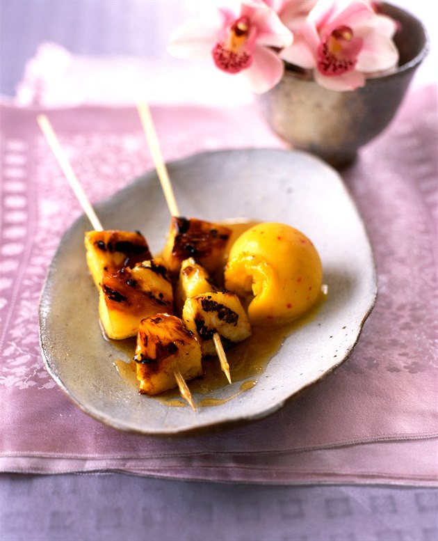 Grilovaný ananas se sko�icí a medem