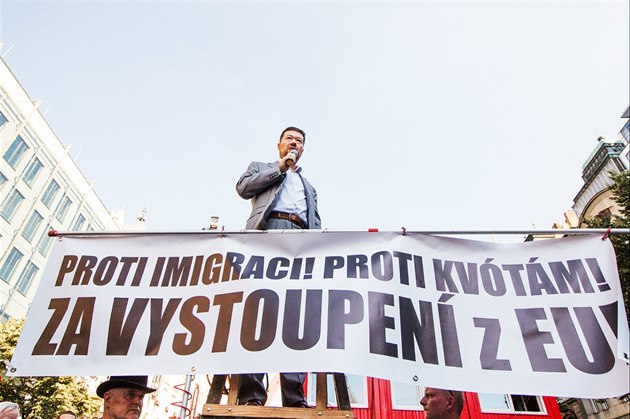 Tomio Okamura na demonstraci proti imigrant�m a EU (1. �ervence 2015)