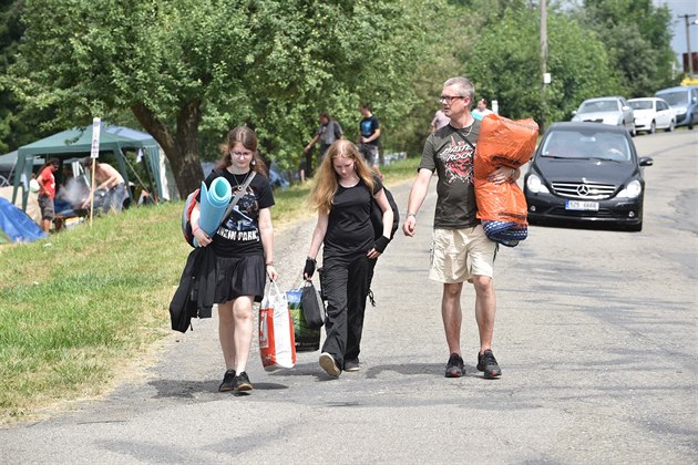 Hudební fanou�ci p�ijí�d�jí do Vizovic na festival Masters of Rock.