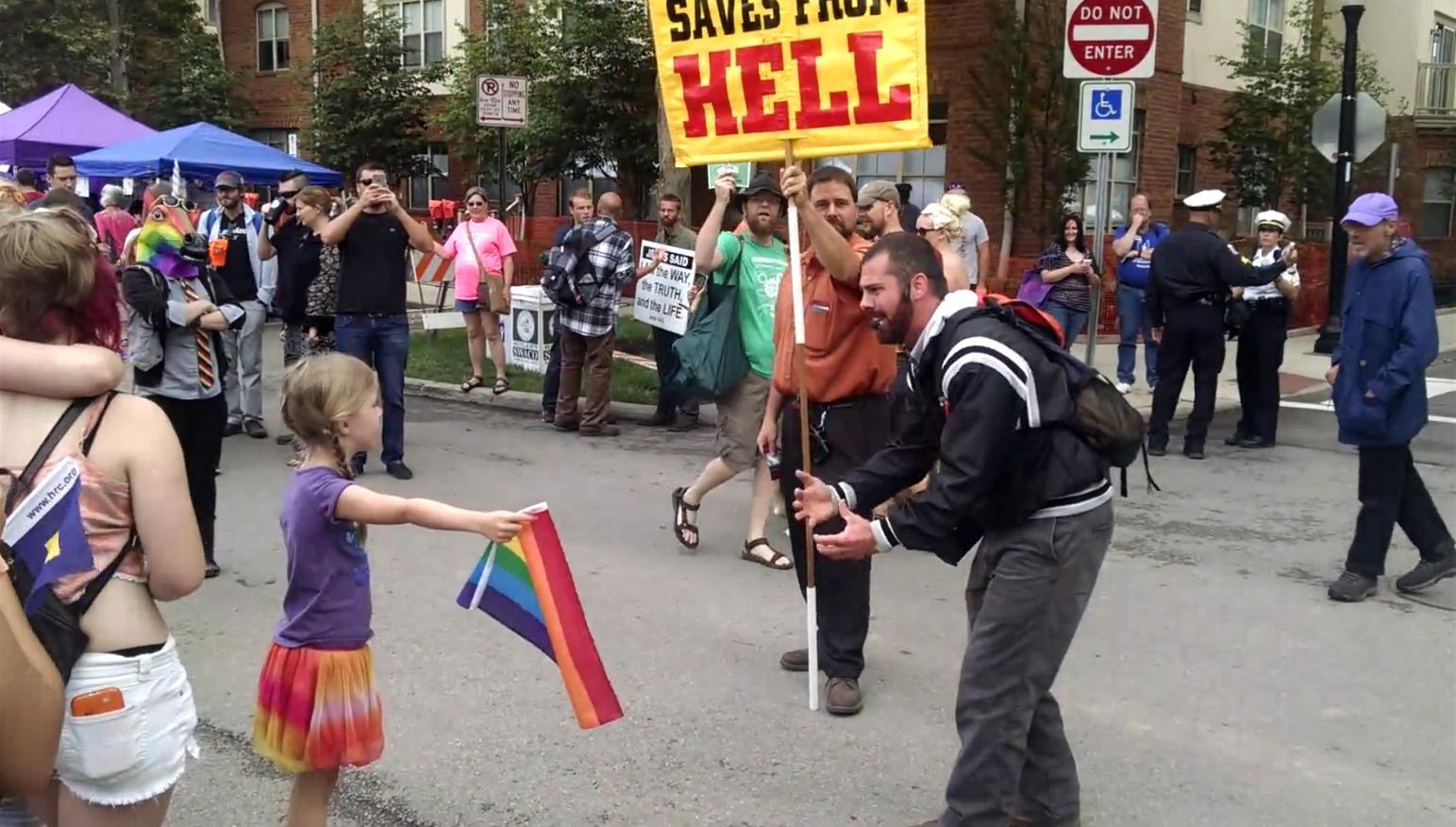 Malá Ameri�anka je hv�zdou homosexuál�, postavila se zlému kazateli.