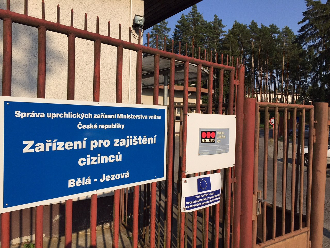 Ubytovna pro uprchlíky v B�lé pod Bezd�zem (7.7.2015).