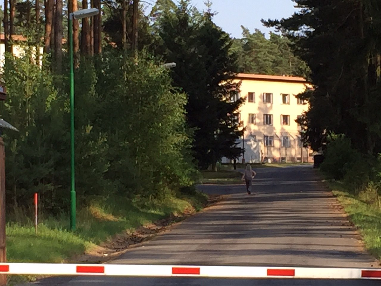 Ubytovna pro uprchlíky v B�lé pod Bezd�zem (7.7.2015).
