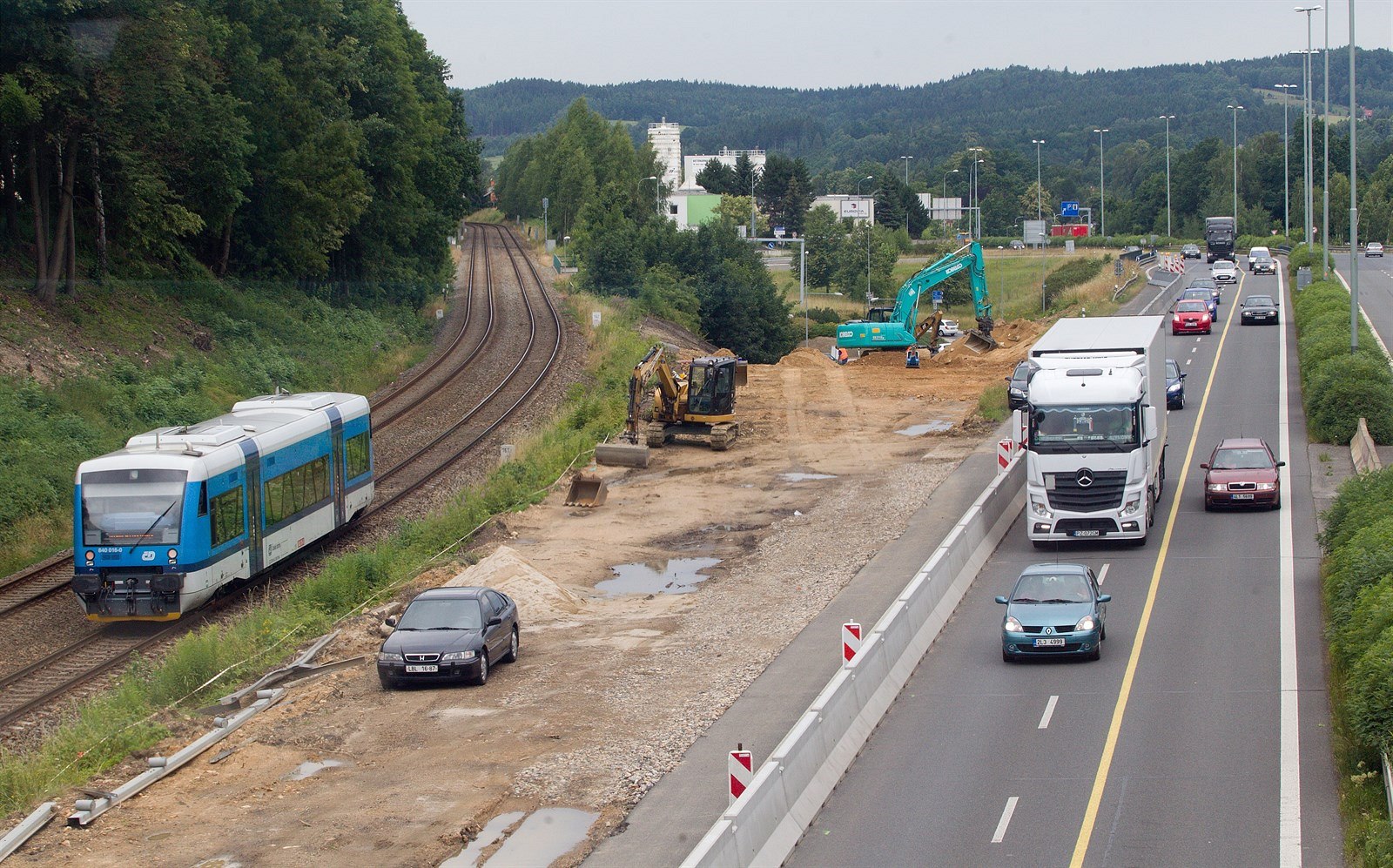 Nový nájezd uleví �idi��m, kte�í mí�í od nákupní zóny sm�rem na Turnov.