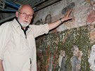 Profesor Akademie výtvarných umní v Praze Karel Stretti ukazuje malby trnácti...