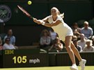 eská tenistka Petra Kvitová se natahuje po returnu ve 3. kole Wimbledonu.