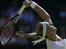 eská tenistka Petra Kvitová podává v utkání 3. kola Wimbledonu.